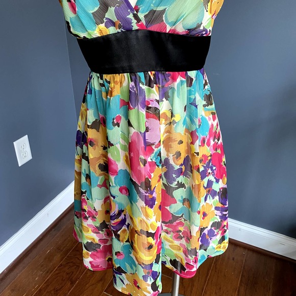 Bright floral V-neck dress w/ black waist tie - Picture 7 of 9